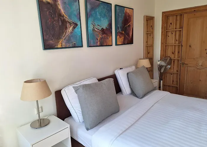 A アムステルダム