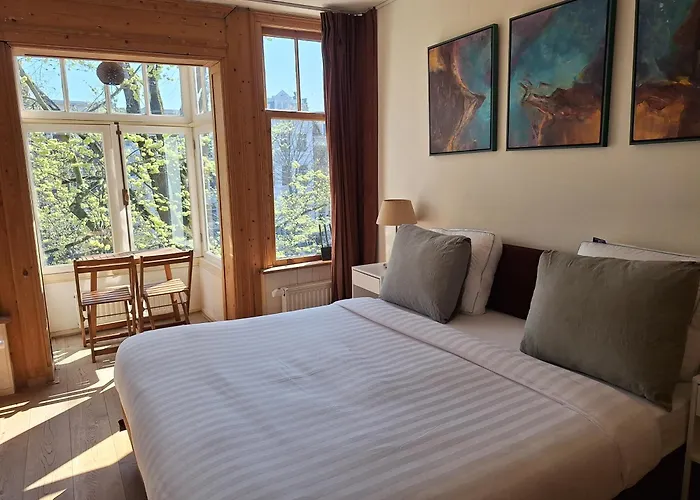 A アムステルダム